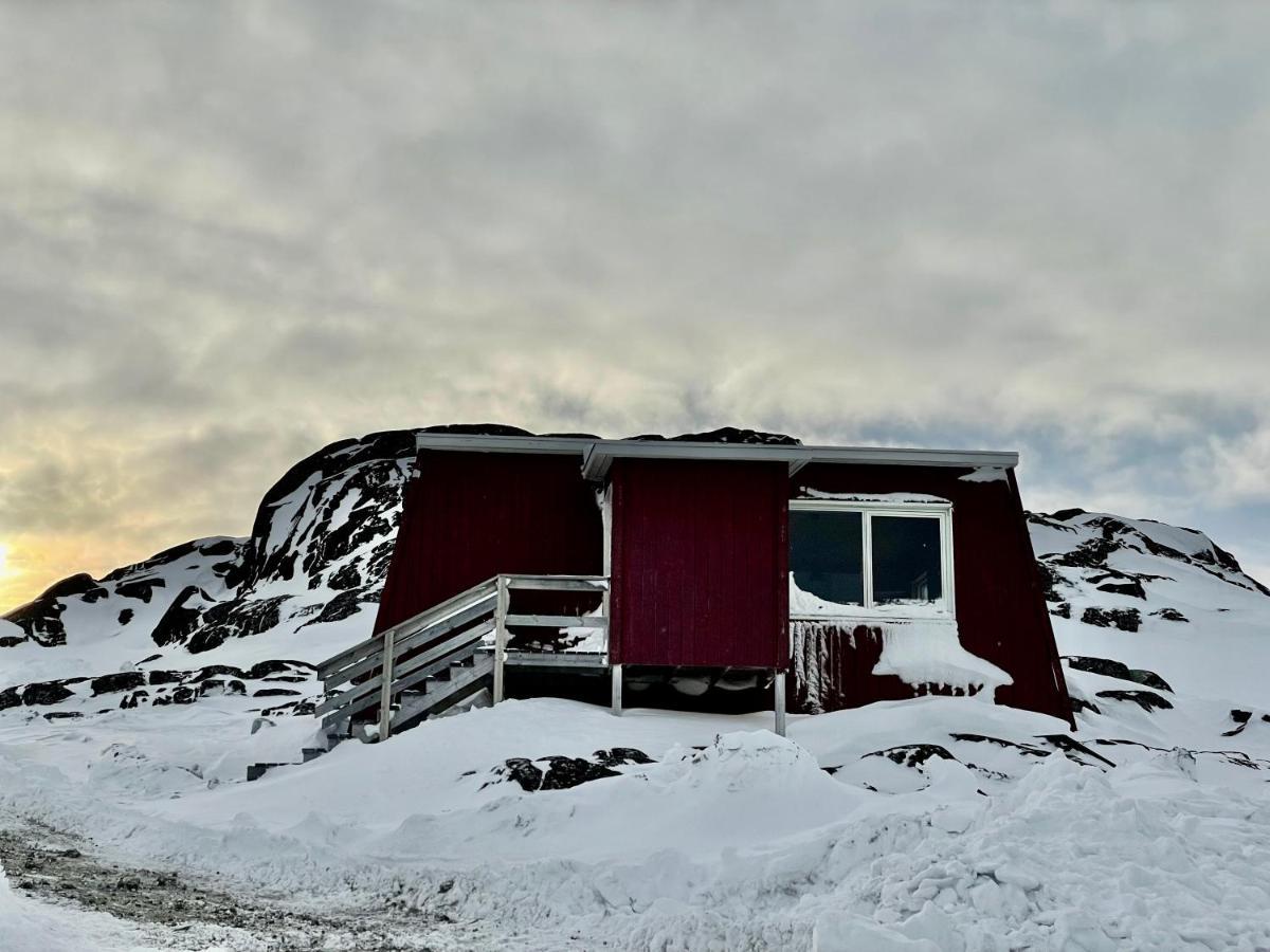 Inuk Hostels Нуук Екстериор снимка