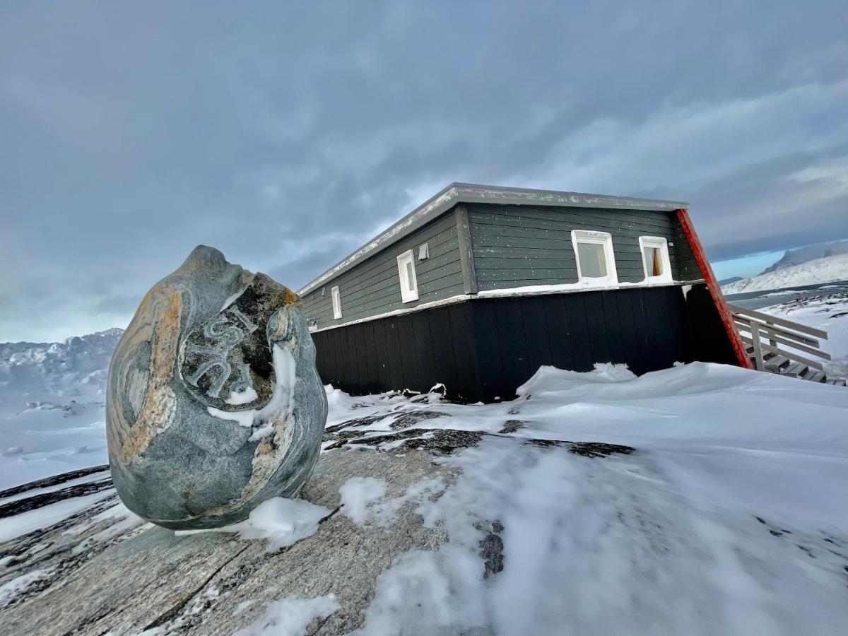 Inuk Hostels Нуук Екстериор снимка